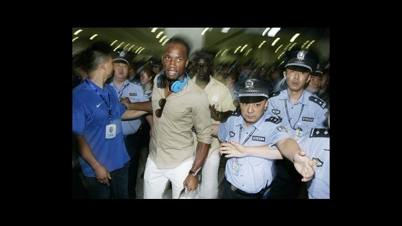 Drogba sbarca a Shanghai, tifosi lo accolgono come una star