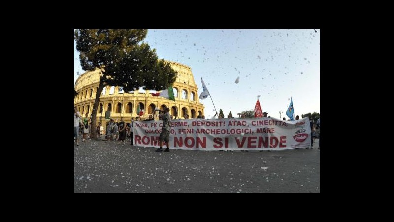La protesta di Cinecittà: neve al Colosseo