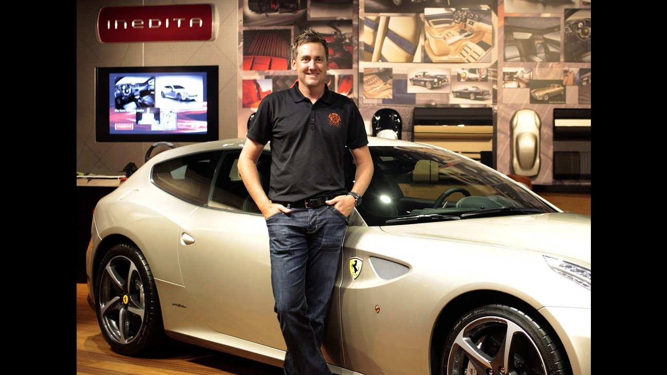 Golf, Ian Poulter in visita alla Ferrari vede in anteprima la sua FF