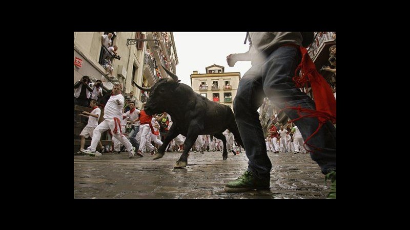 Spagna, terza corsa con i tori a Pamplona: 2 incornati, non sono gravi