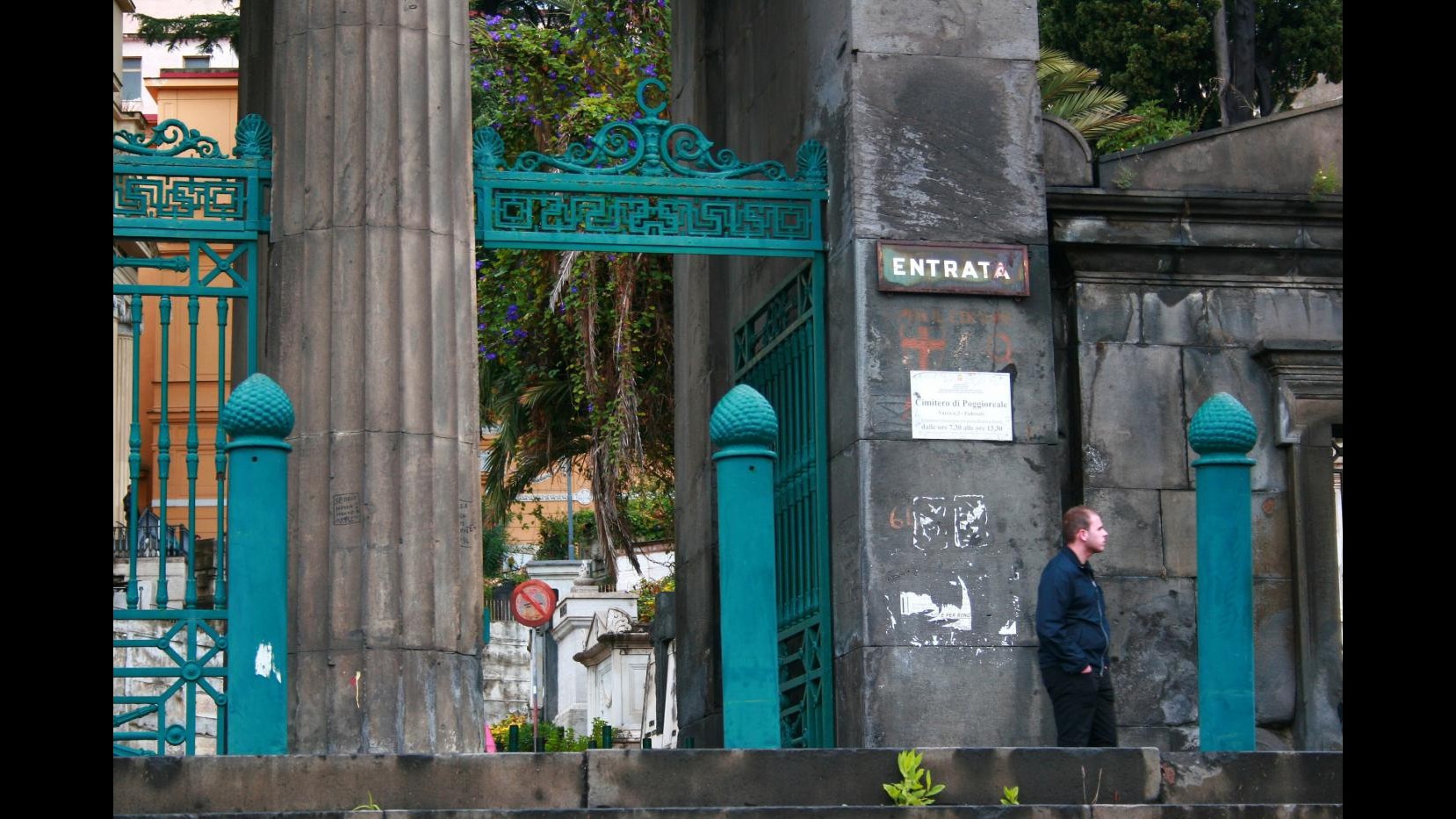 Napoli, truffa al cimitero: 45 arresti