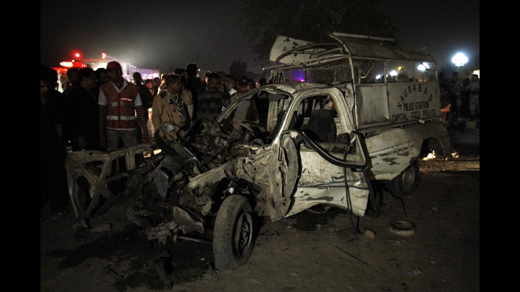 Pakistan, attacco a campo esercito nell’est: uccisi 7 soldati e agente