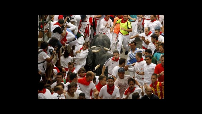 Spagna, san Firmino al secondo giorno: un ferito in corsa con tori