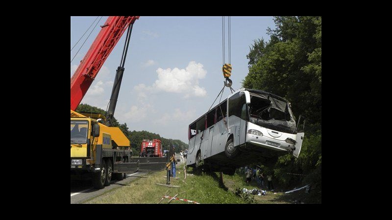 Ucraina, si rovescia pullman pellegrini russi: 14 morti, 29 feriti