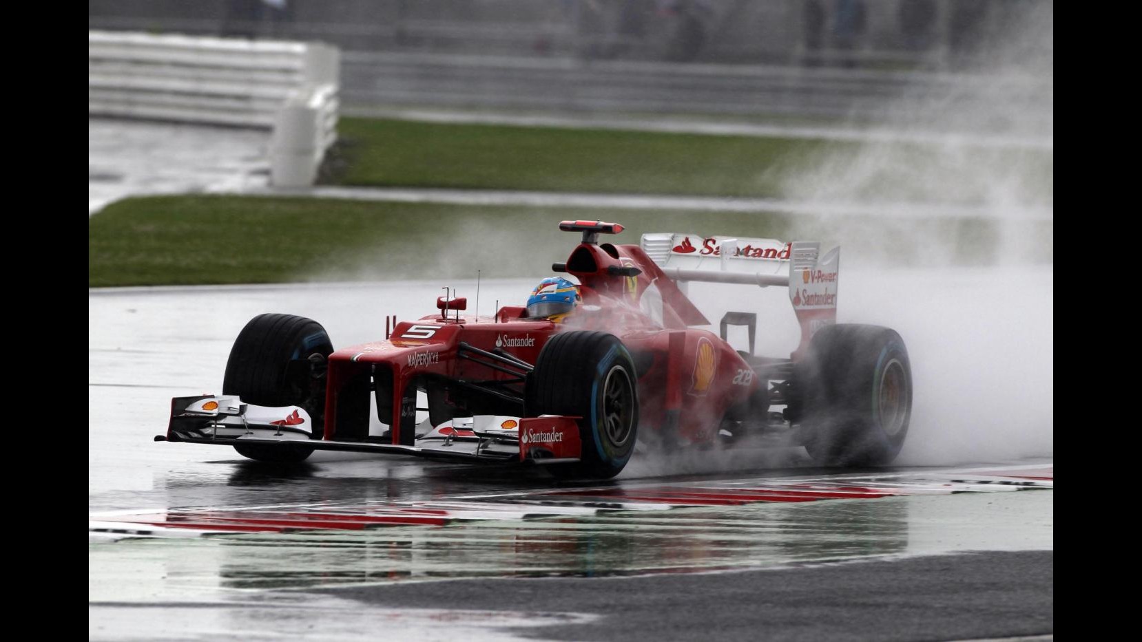 F1, Alonso show sotto il diluvio di Silverstone sua la pole position