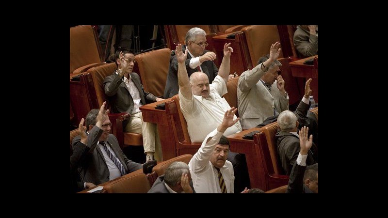 Parlamento Romania approva destituzione Basescu, ora referendum