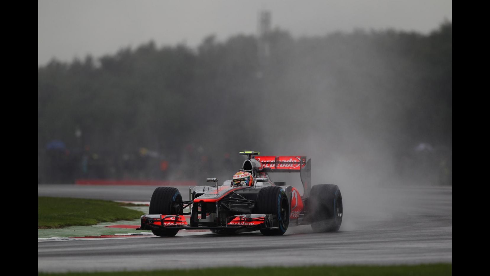 F1, Hamilton sfreccia in libere Silverstone sotto la pioggia