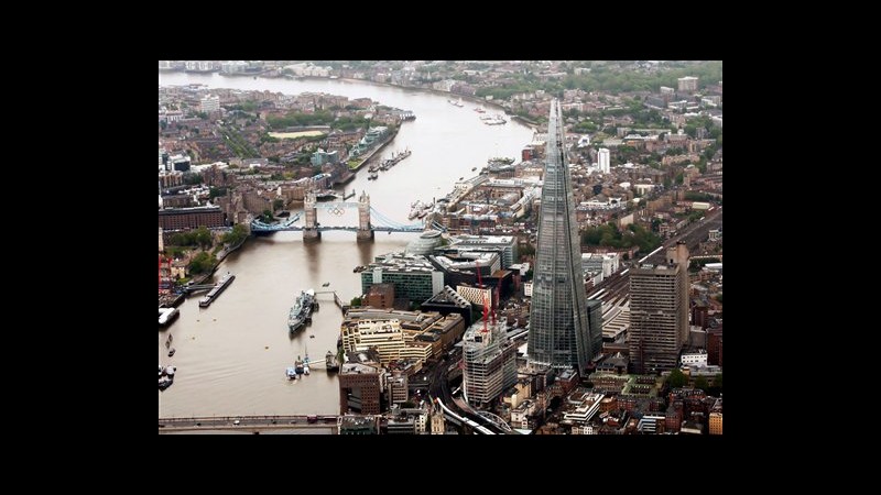 Londra inaugura lo Shard di Renzo Piano, una scheggia domina la città