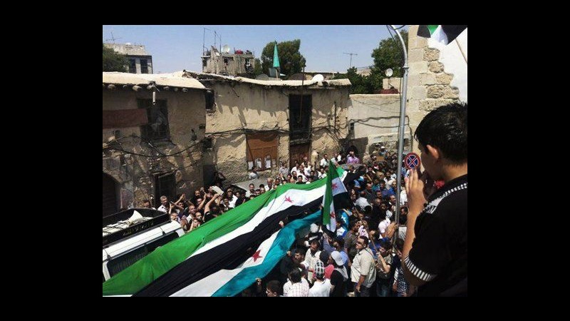 Siria, ribelli bombardano aeroporto militare vicino ad Aleppo
