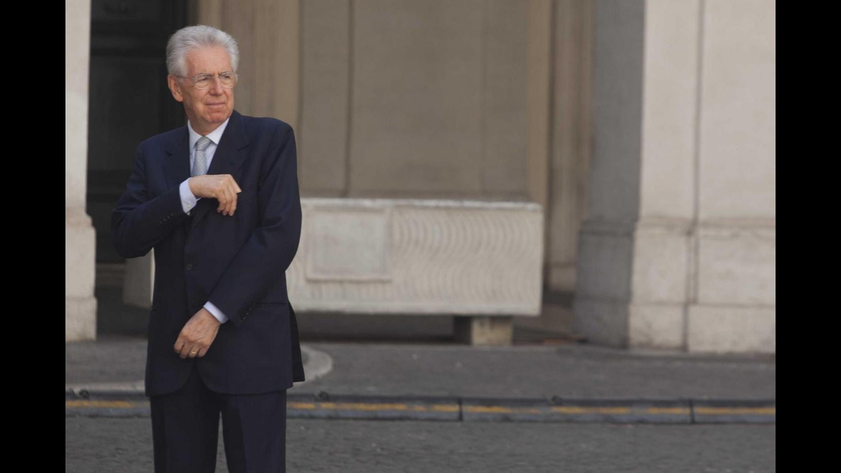 Monti: Siamo fuori dal tunnel, ma costruzione euro scricchiolante