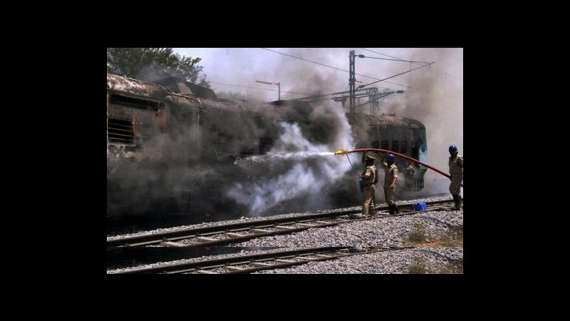 India, incendio su treno passeggeri: 47 morti e 28 feriti, 2 gravi