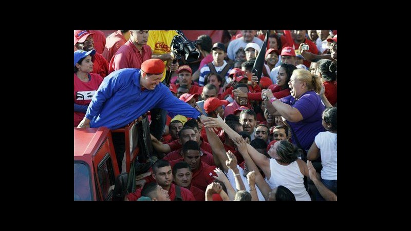 Venezuela, 58° compleanno Chavez, bagno di folla a corteo elettorale