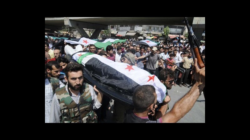 Siria, attivisti: Governo bombarda Aleppo con elicotteri