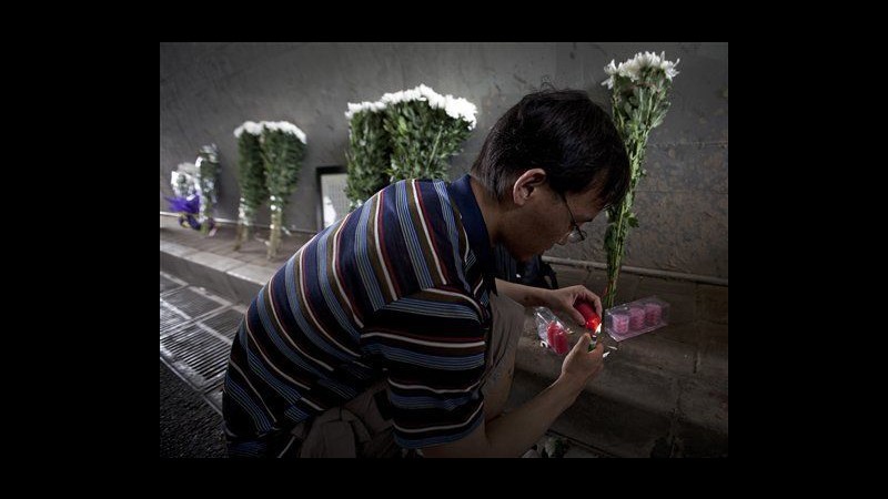 Cina, pechinesi ricordano 77 morti inondazioni, polizia li allontana