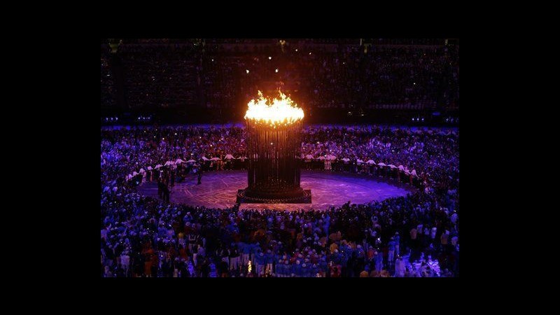 Londra 2012, apertura show: musica, giovani e Regina Bond Girl
