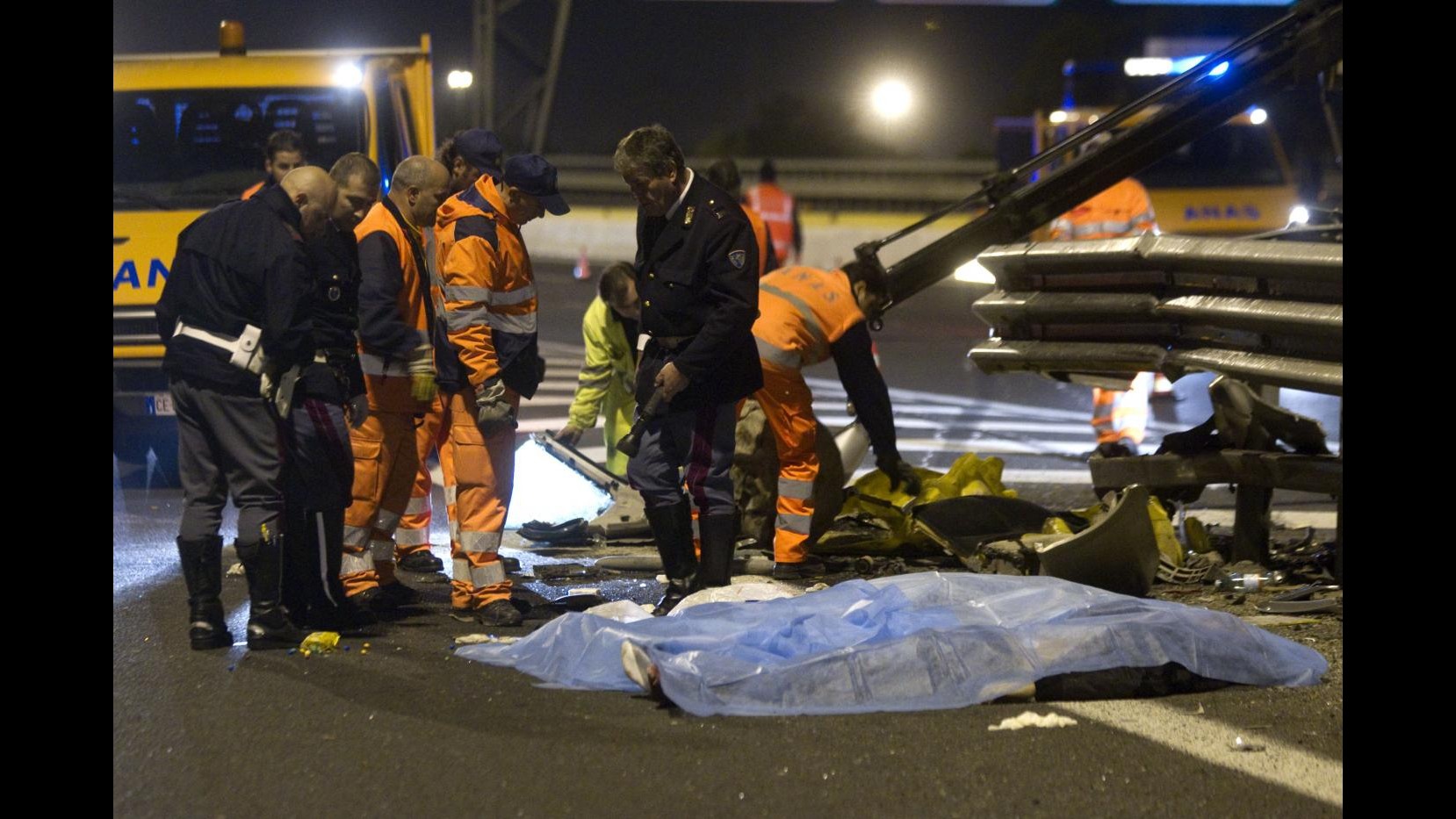 Roma, auto si ribalta nella notte: 1 morto e 5 feriti ventenni