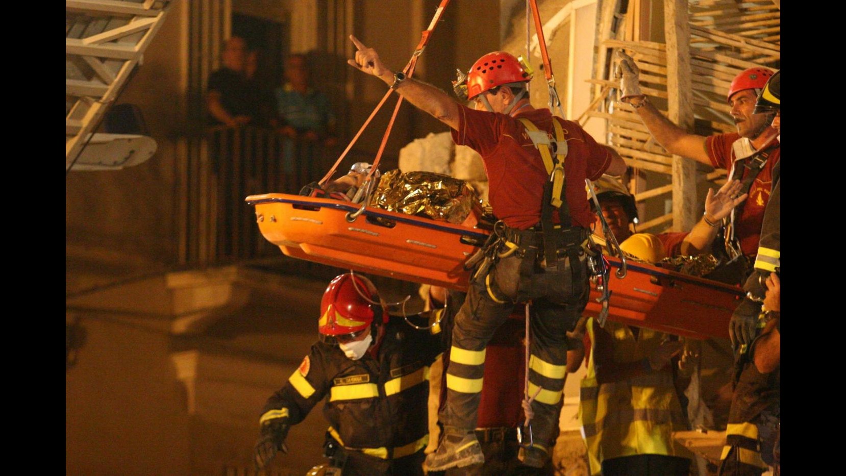 Palermo, crolla palazzina: 2 anziani estratti vivi da  macerie