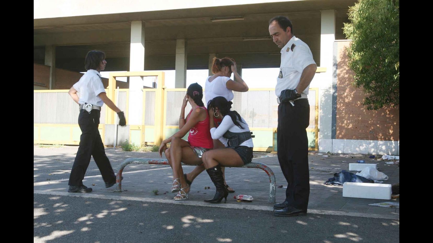 Roma, guerra tra bande albanesi per droga e prostituzione: 5 in cella