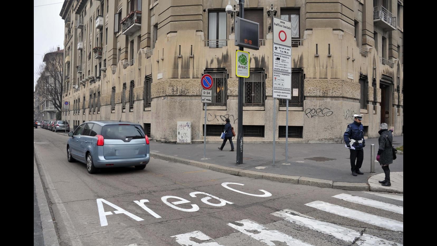 Milano, sospesa Area C, da domani mattina telecamere spente