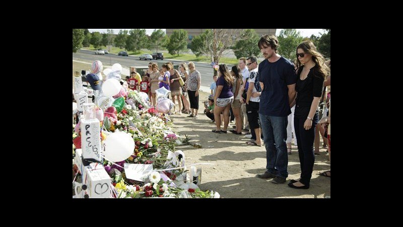 Christian Bale visita memoriale vittime della strage di Denver