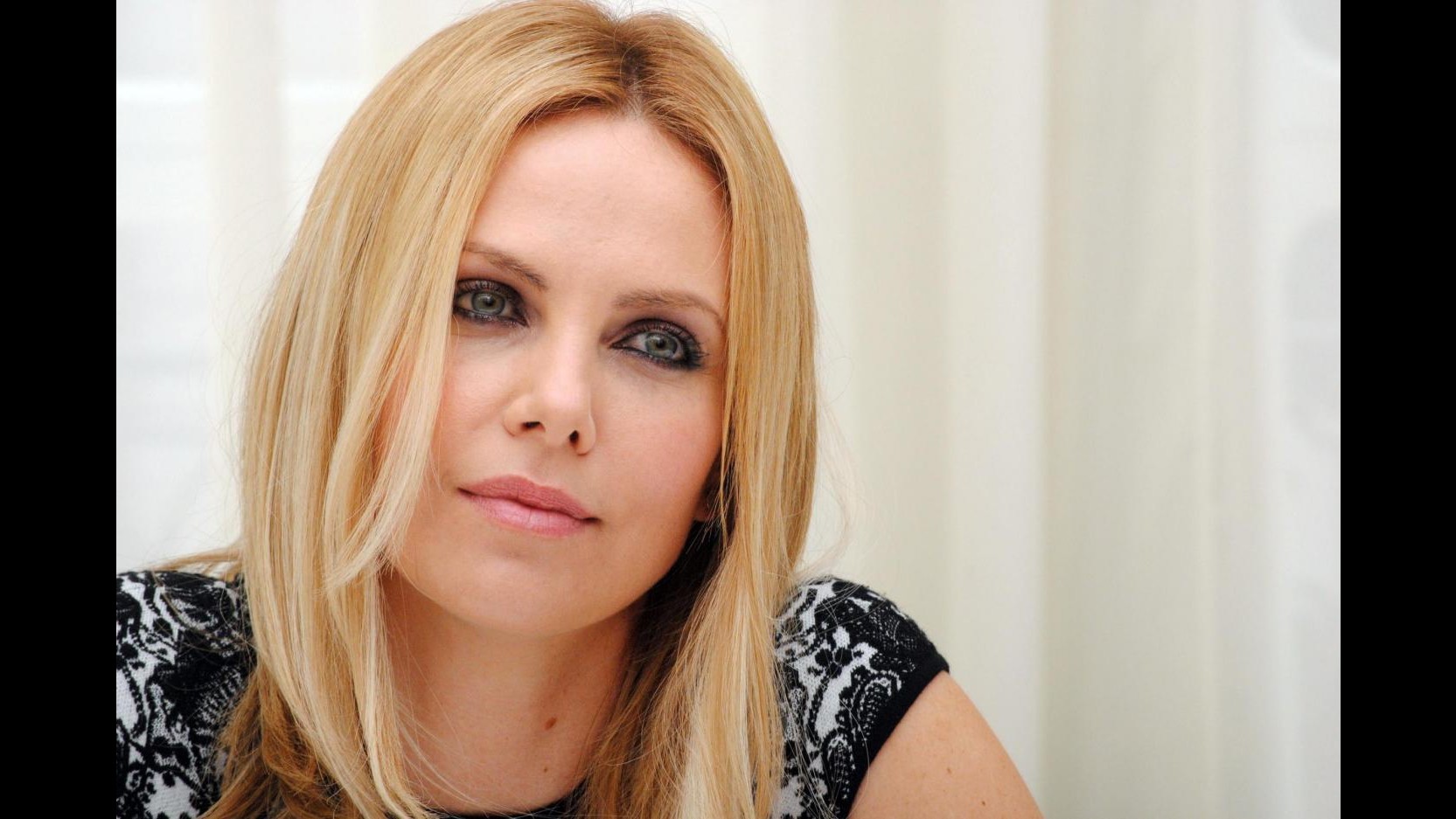 Charlize Theron: Non ho problemi a spogliarmi sul set