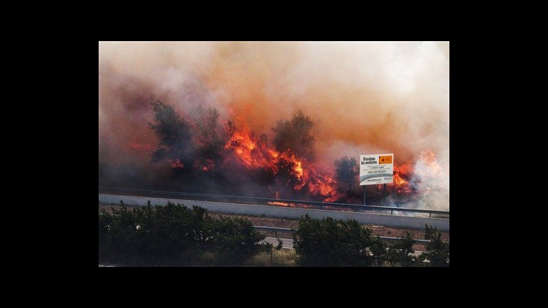 Spagna, tre morti negli incendi in corso nel nord-est del Paese