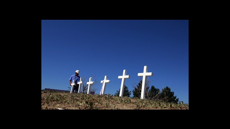 Usa, depose croci dopo strage Columbine, ripete rito ad Aurora