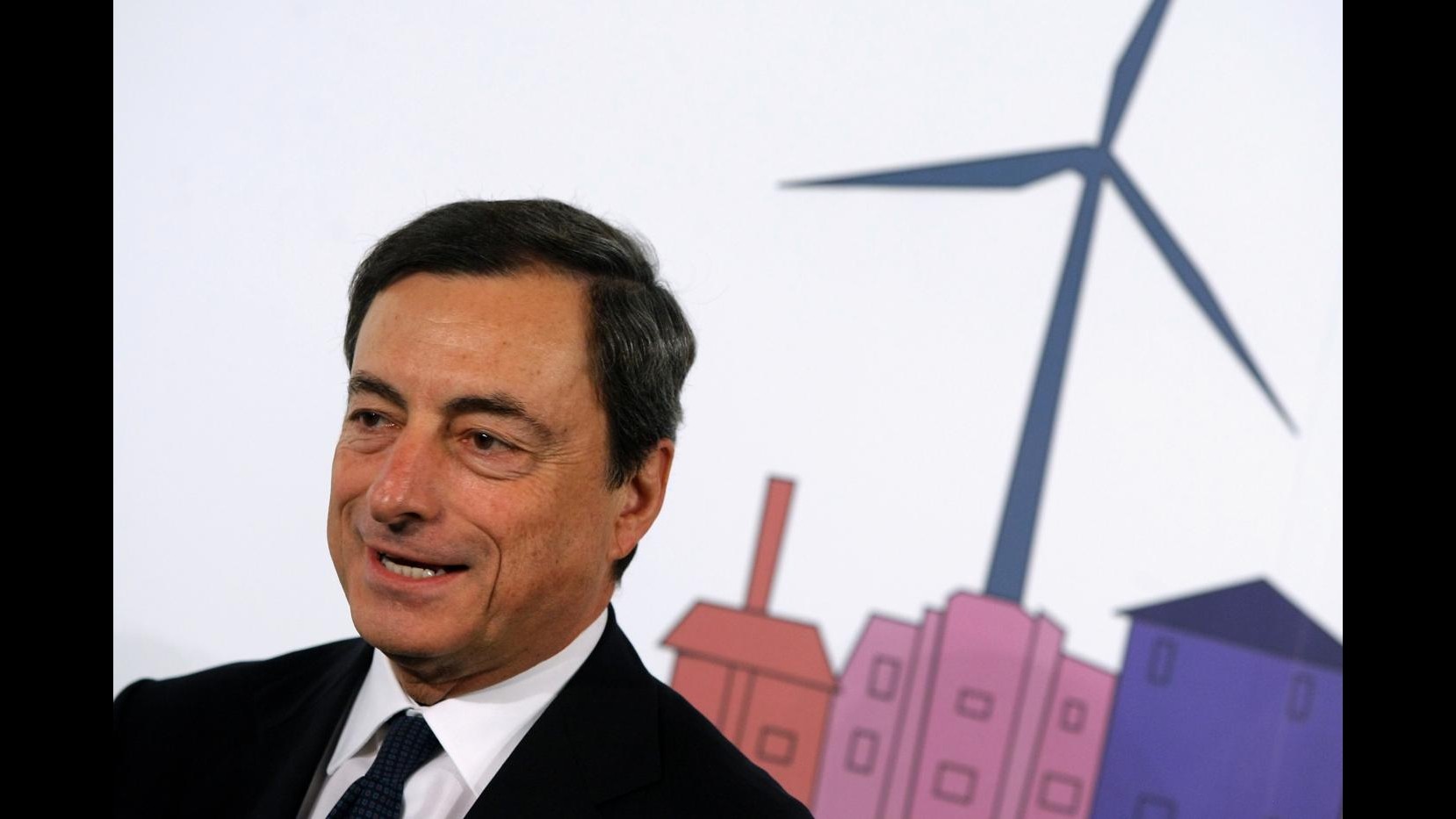 Draghi: Euro solido, crescita in arrivo