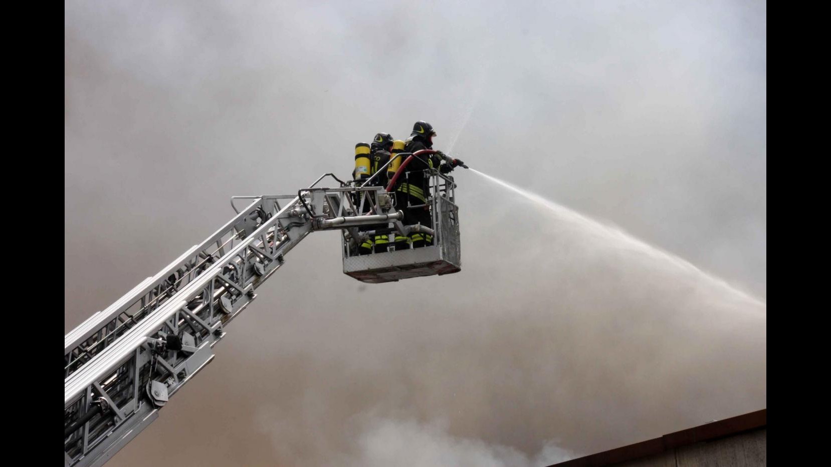 Grosso incendio minaccia case a Gela, decine di famiglie evacuate