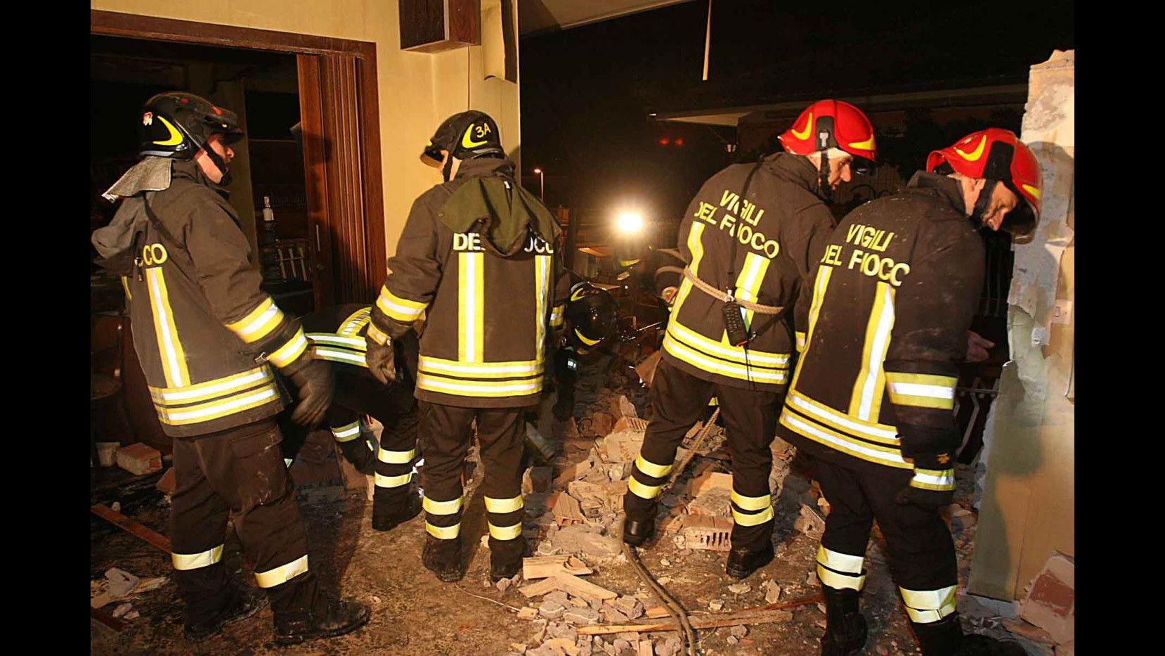 Vigili del fuoco ustionati alle mani, in corso accertamenti sui guanti