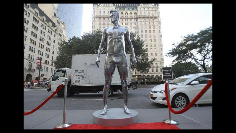 Statue giganti di David Beckham per lanciare la nuova collezione di H&M