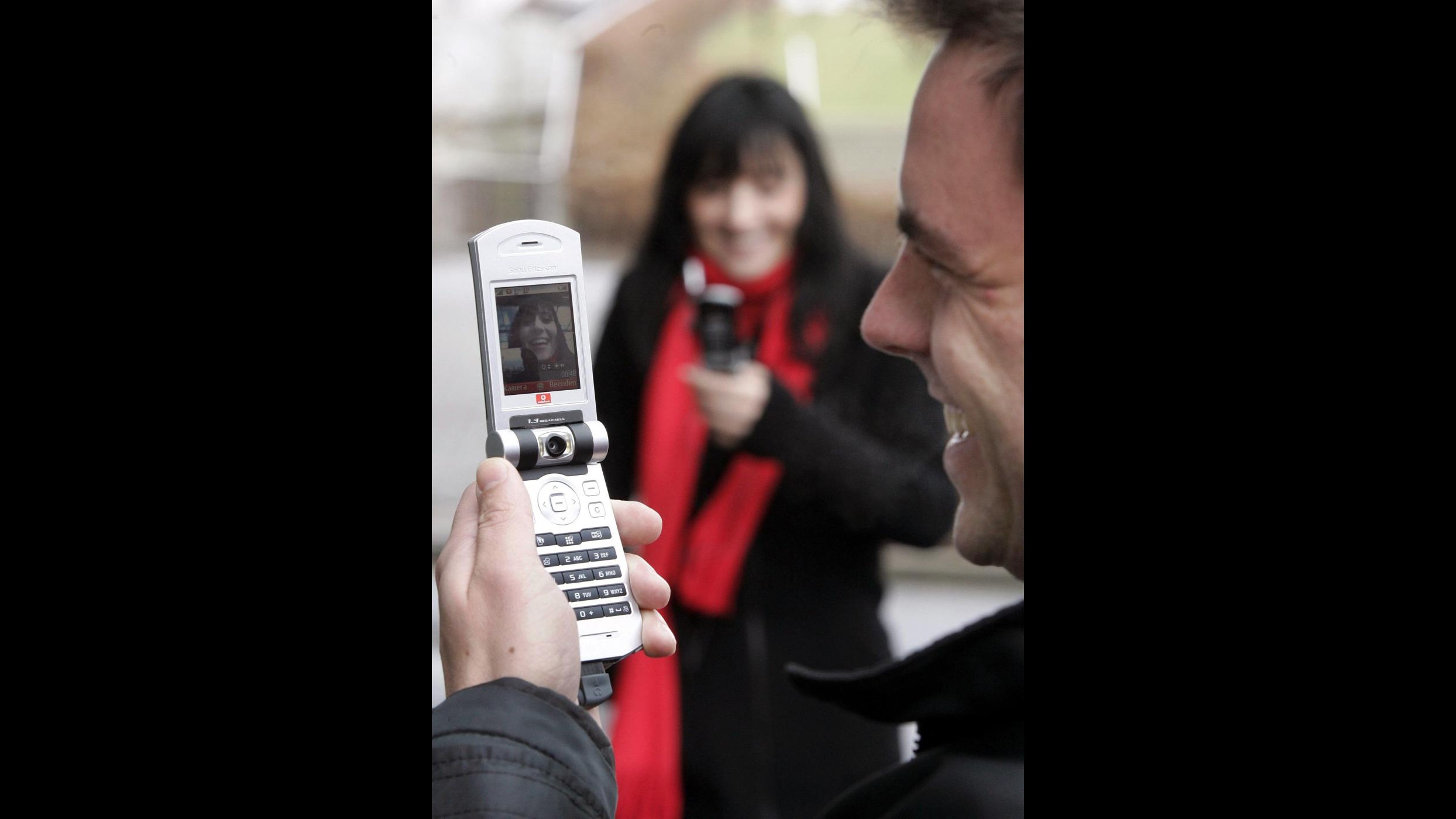 Modena, filma con telefono sotto gonne clienti: denunciato per molestie