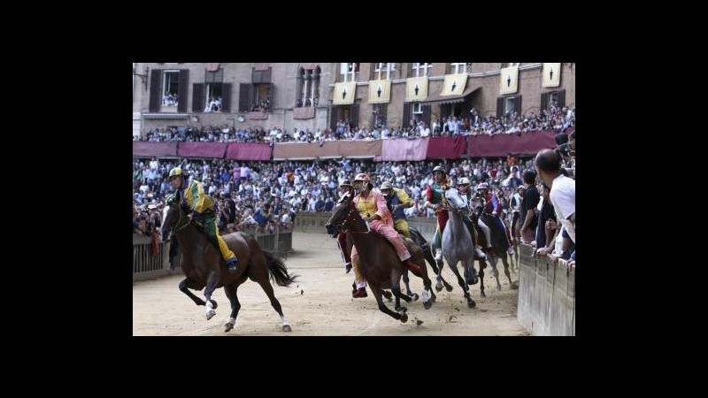 Palio di Siena, cadono sei cavalli e vince Valdimontone