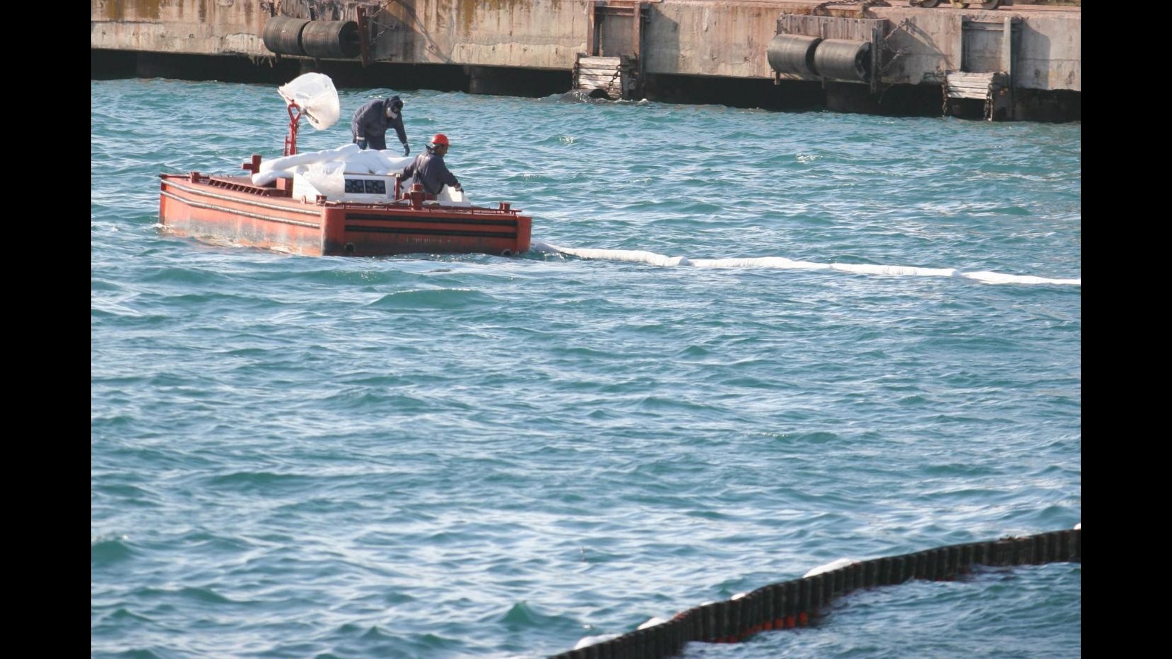 Taranto, chiazza di idrocarburi in mare davanti al porto