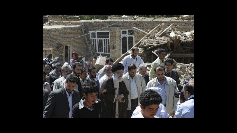 Iran, ayatollah Khamenei visita zone colpite da sisma di sabato