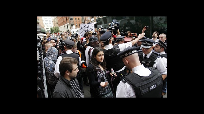 WikiLeaks, polizia arresta 3 sostenitori Assange davanti ambasciata Quito