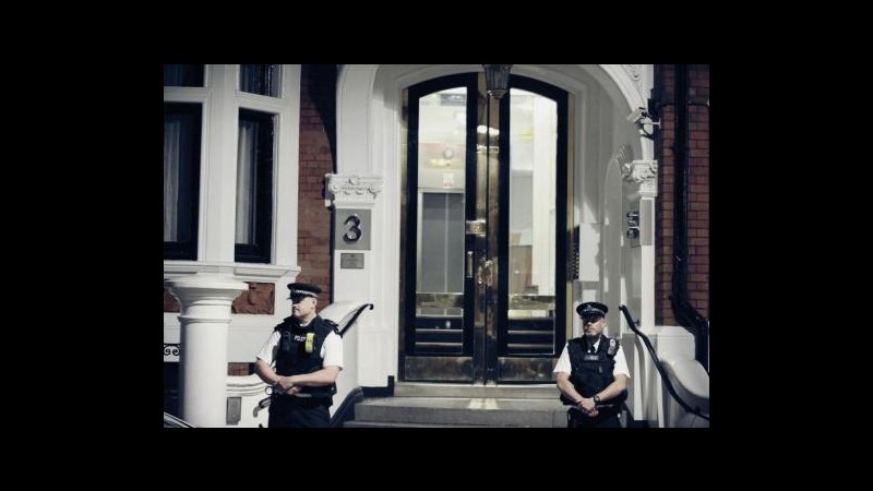 Ecuador decide su asilo Assange, 3 sostenitori arrestati a Londra
