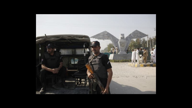 Pakistan, militanti attaccano base aerea Kamra: 9 morti