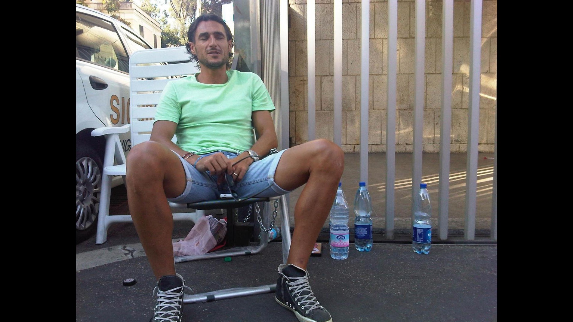 Calcioscommesse, Pesoli mette fine a protesta e si toglie le catene