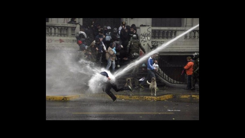 Cile, interrotti colloqui tra sindaco Santiago e studenti in protesta