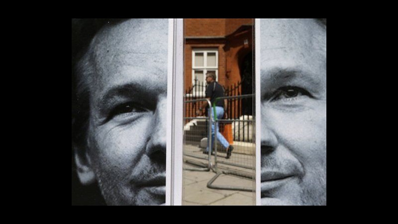 WikiLeaks, Correa: Ancora nessuna decisione su richiesta asilo Assange