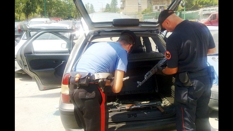 Napoli, scoperto arsenale nascosto in doppio fondo bagagliaio auto