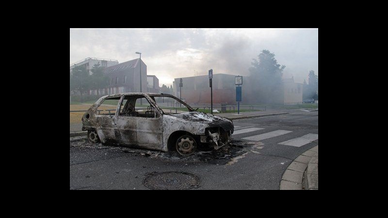 Francia, giovani in rivolta nella notte ad Amiens: numerosi feriti