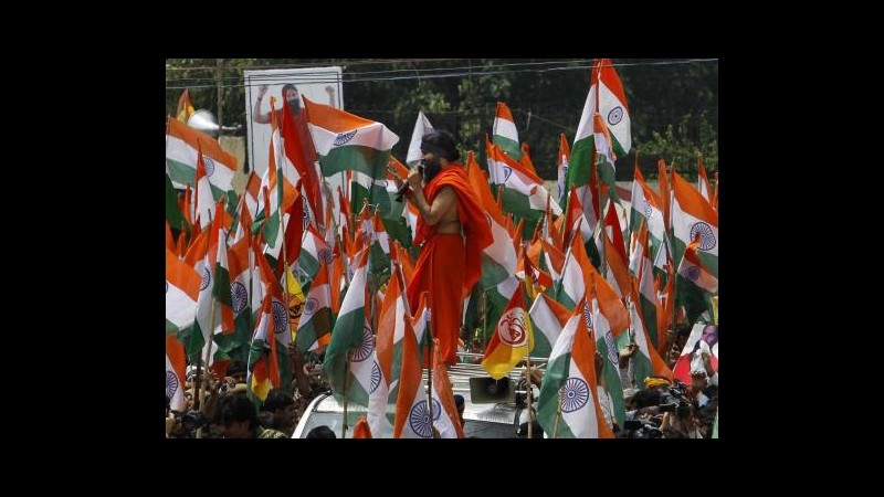 India, guru anticorruzione Baba Ramdev interrompe sciopero della fame