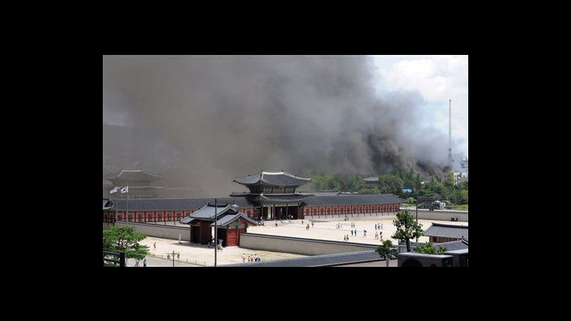 Sud Corea, incendio vicino a palazzo Gyeongbok di Seul: morti 4 operai