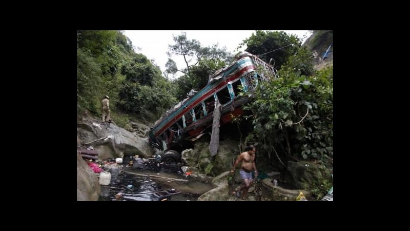 India, pullman precipita in gola di 100 metri: 52 morti