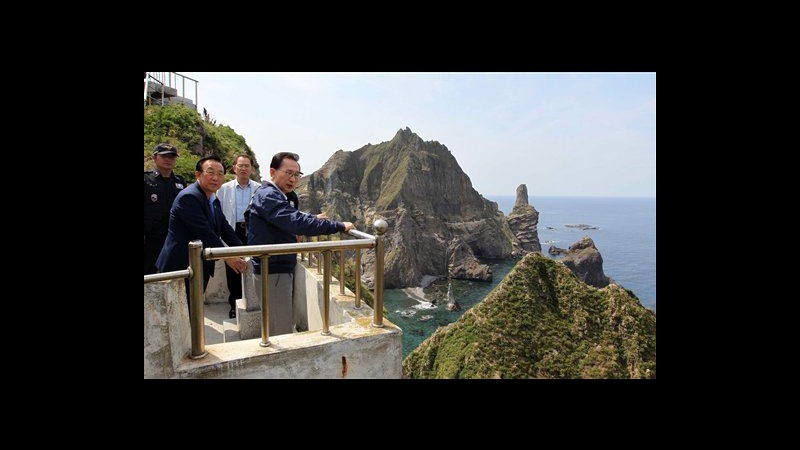 Presidente Sud Corea visita isole contese, Tokyo richiama ambasciatore