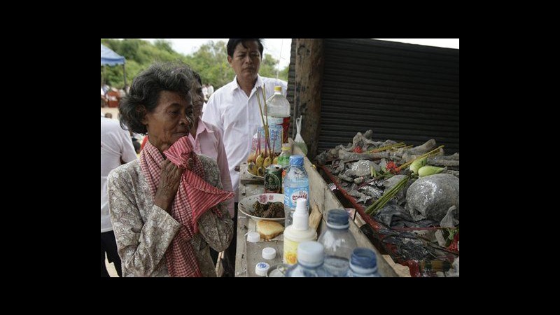 Cambogia, cerimonia in luogo scoperta fossa comune vittime Khmer rossi
