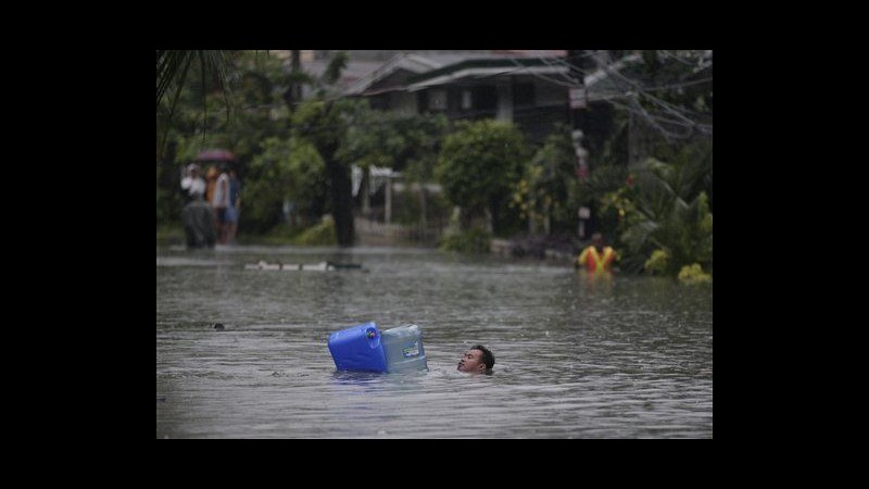 Filippine, piogge monsoniche a Manila: bilancio sale a 51 morti