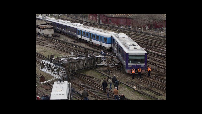 Argentina, treno deraglia in stazione a Buenos Aires: 31 feriti